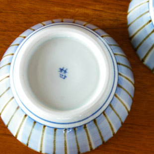 砥部焼・梅山窯　縞もようの台形鉢の底面