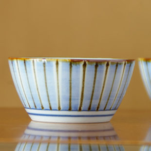 砥部焼・梅山窯　縞もようの台形鉢を横から見て