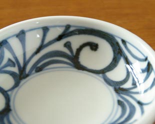 砥部焼・梅山窯　からくさの小皿(3,5寸)の絵付け