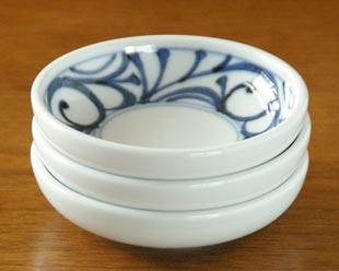 砥部焼・梅山窯　からくさの小皿(3,5寸)を重ねて