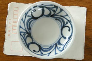 砥部焼・梅山窯　からくさの小皿(3,5寸)をはがきと比較して