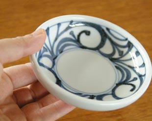 砥部焼・梅山窯　からくさの小皿(3,5寸)を手に持って