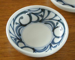 梅山窯　からくさの小皿(3,5寸)を上から見て