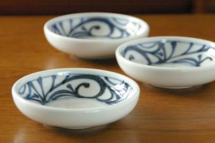 砥部焼・梅山窯　からくさの小皿(3,5寸)を横から見て