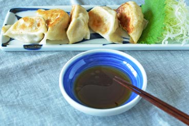 砥部焼・梅山窯　藍色の小皿(3.5寸)に酢醤油を