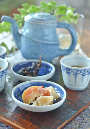 砥部焼・梅山窯　藍色の小皿(3.5寸)にドライフルーツを