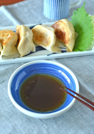 砥部焼・梅山窯　藍色の小皿(3.5寸)に酢醤油を