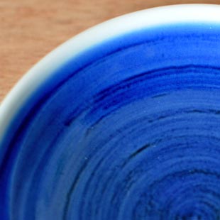 砥部焼・梅山窯　藍色の小皿(3.5寸)の絵付け