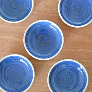 砥部焼・梅山窯　藍色の小皿(3.5寸)を並べて