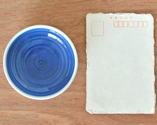 砥部焼・梅山窯　藍色の小皿(3.5寸)をはがきと比較して