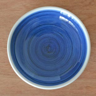砥部焼・梅山窯　藍色の小皿(3.5寸)を上から見て