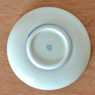 砥部焼・梅山窯　藍色の小皿(3.5寸)の裏面