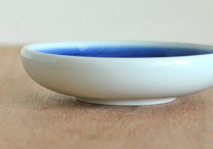 砥部焼・梅山窯　藍色の小皿(3.5寸)を横から見て