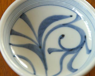 砥部焼・梅山窯　ひとつからくさの小皿（3,5寸）