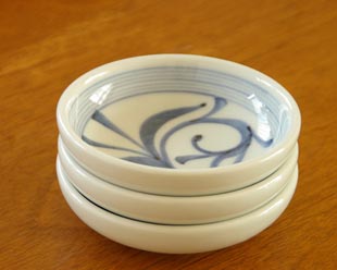 砥部焼・梅山窯　ひとつからくさの小皿（3,5寸）を重ねて