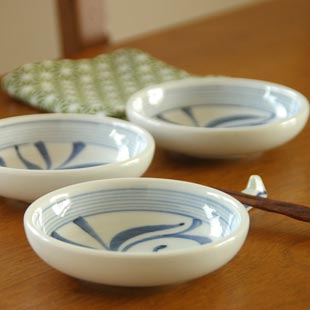 砥部焼・梅山窯　ひとつからくさの小皿（3,5寸）を横から見て