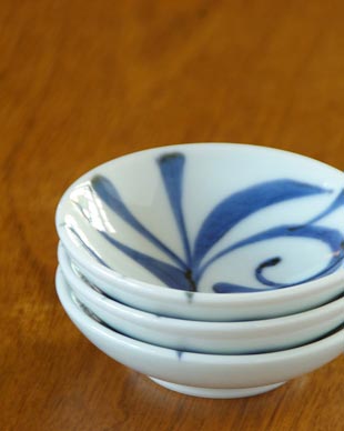 砥部焼・梅山窯　からくさの小皿（3寸）を重ねて