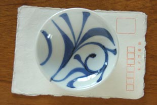 砥部焼・梅山窯　からくさの小皿（3寸）をはがきを比べて