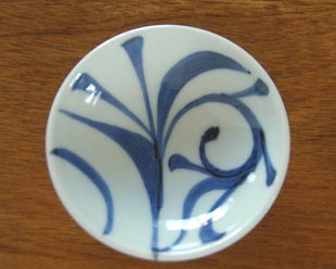 砥部焼・梅山窯　からくさの小皿（3寸）を上から見て