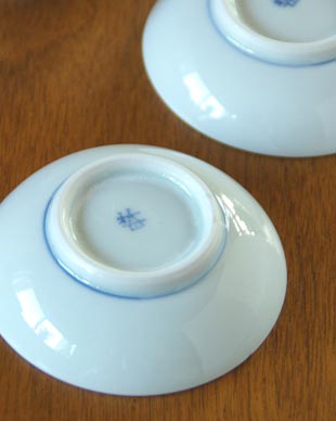 砥部焼・梅山窯　からくさの小皿（3寸）の裏面