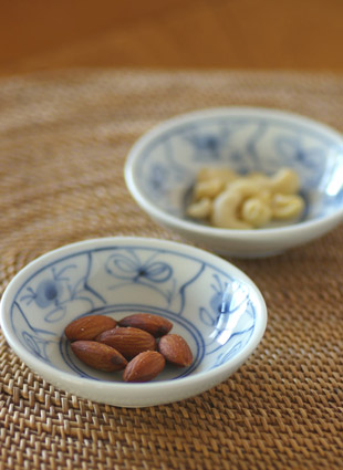 砥部焼・梅山窯　なずなの3寸小皿にナッツを盛って