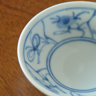 砥部焼・梅山窯　なずなの3寸小皿の絵付け