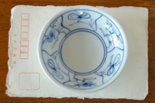 砥部焼・梅山窯　なずなの3寸小皿をはがきと比較して