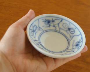 砥部焼・梅山窯　なずなの3寸小皿を手に持って