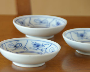 砥部焼・梅山窯　なずなの3寸小皿を横から見て