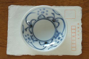 砥部焼・梅山窯　太陽柄の小皿をはがきと比べて