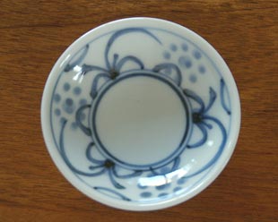 砥部焼・梅山窯　太陽柄の小皿を上から見て