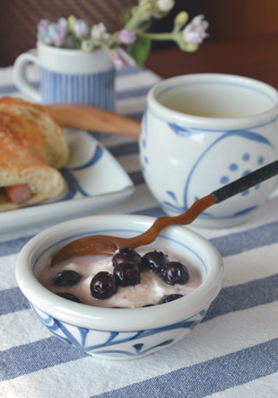 砥部焼・梅山窯 外からくさの玉ぶち鉢(3寸)にヨーグルトを