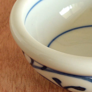 砥部焼・梅山窯 外からくさの玉ぶち鉢(3寸)の縁