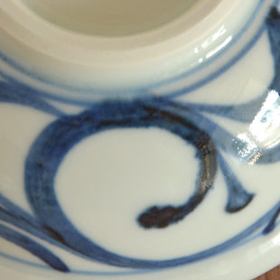 砥部焼・梅山窯 外からくさの玉ぶち鉢(3寸)の絵付け