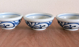 砥部焼・梅山窯 外からくさの玉ぶち鉢(3寸)を並べて