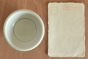 砥部焼・梅山窯 外からくさの玉ぶち鉢(3寸)をはがきと比較して