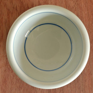 砥部焼・梅山窯 外からくさの玉ぶち鉢(3寸)を上から見て