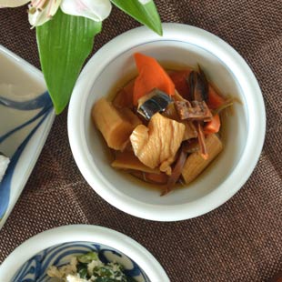 砥部焼・梅山窯 外からくさの玉ぶち鉢(3寸)に煮物を