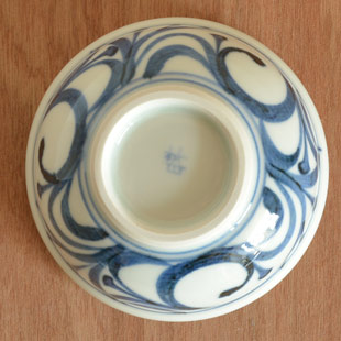 砥部焼・梅山窯 外からくさの玉ぶち鉢(3寸)の底面