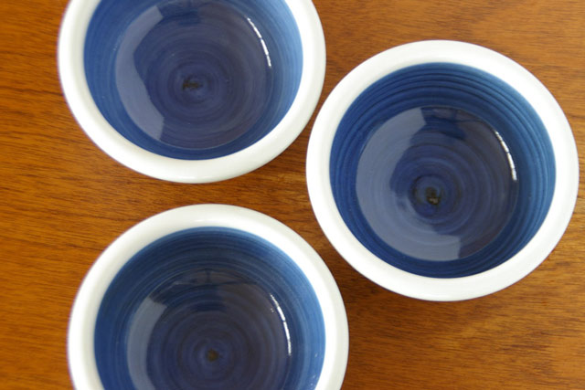 砥部焼・梅山窯　藍色の玉ぶち鉢(3寸)