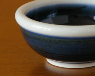砥部焼・梅山窯　藍色の玉ぶち鉢(3寸)の玉ぶち部分