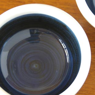 梅山窯　藍色の玉ぶち鉢(3寸)を上から見て