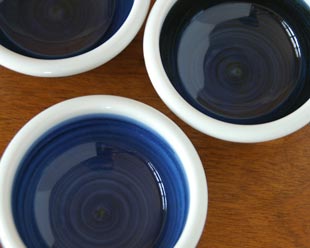 砥部焼・梅山窯　藍色の玉ぶち鉢(3寸)の絵付け