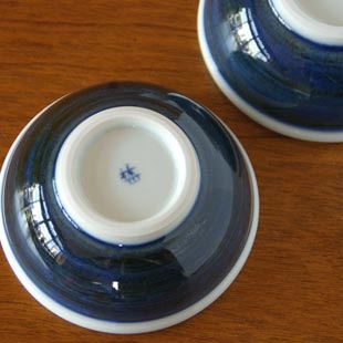 砥部焼・梅山窯　藍色の玉ぶち鉢(3寸)の底面