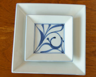 砥部焼・砥部焼　からくさの角プレート（6寸）と（4寸）との比較