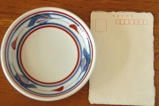 砥部焼・梅山窯　みつ葉の取皿をはがきと比べて