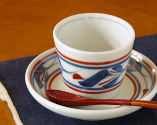 砥部焼・梅山窯　みつ葉の取皿とそばちょこを組み合わせて