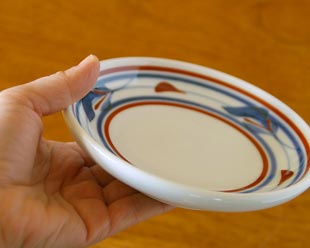 砥部焼・梅山窯　みつ葉の取皿を手に持って