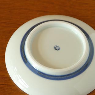 砥部焼・梅山窯　みつ葉の取皿の裏面