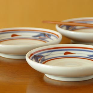 砥部焼・梅山窯　みつ葉の取皿を横から見て